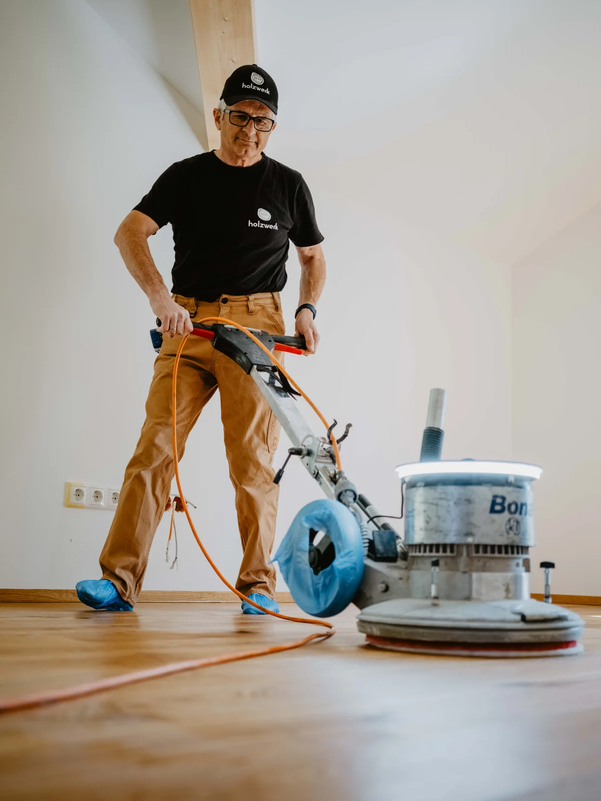 Boden schleifen mit der Tellerschleifmaschine