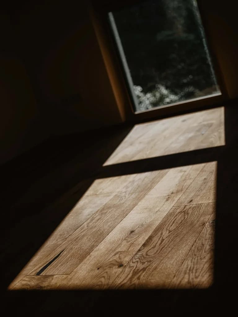Sonnenlicht auf fertigem Eichenboden