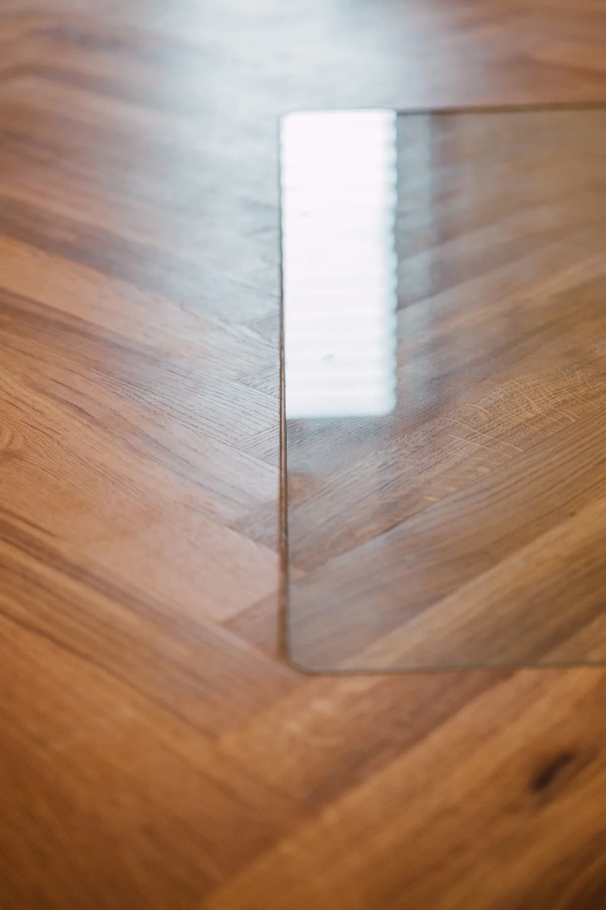 Fischgrätparkett mit Glastisch – Detail