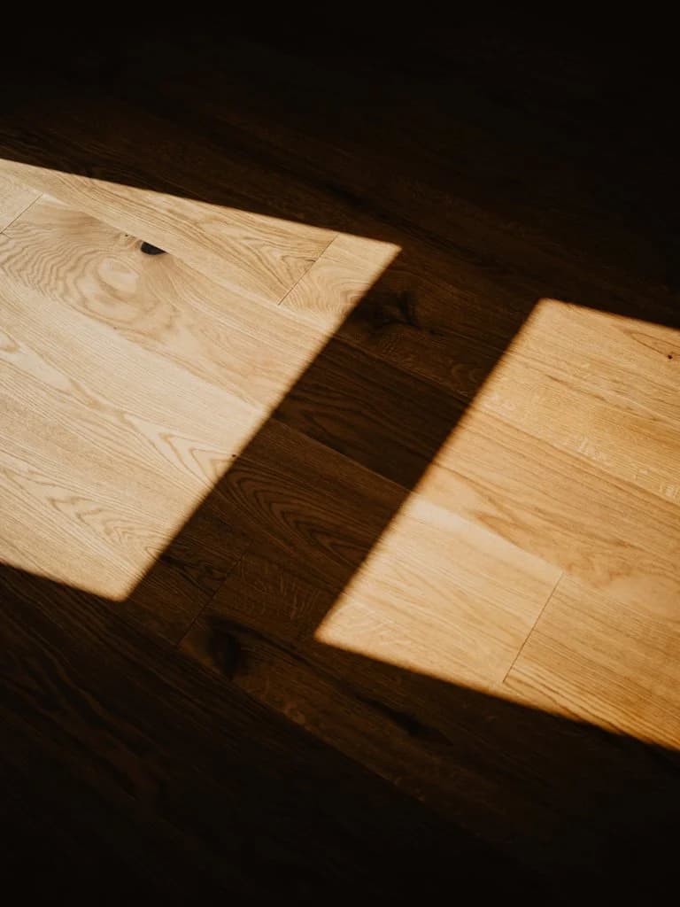 Sonnenlicht auf Eichenboden