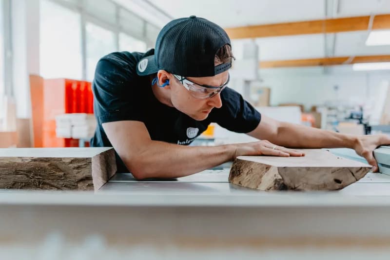 Hochwertige Holzmontagen